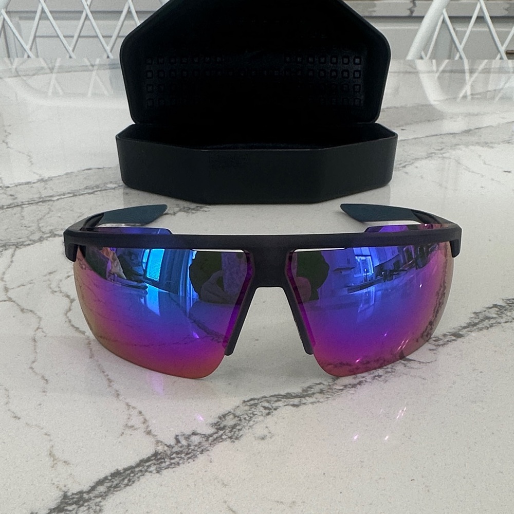 Nike Sunglasses: Windshield M CW4663 525 75MM